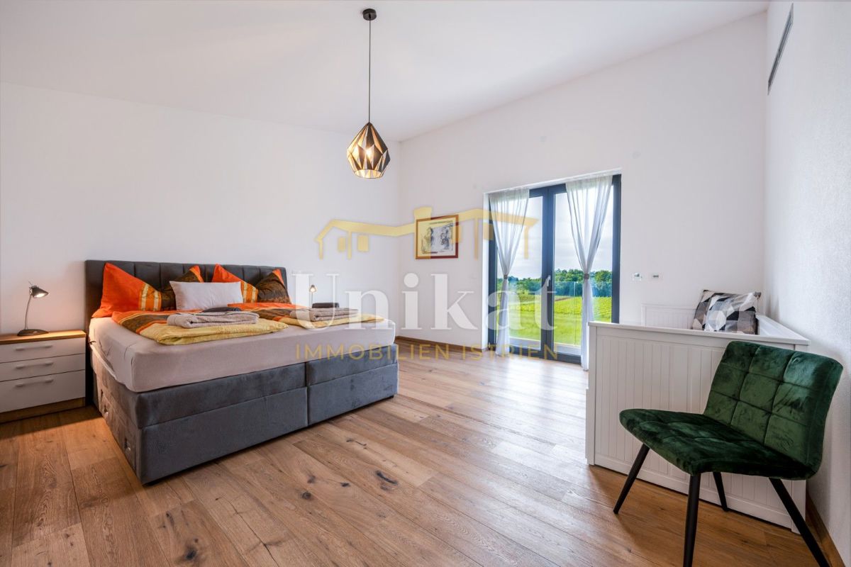 Luksuzna hiša z garažo v kleti - 3 km do morja